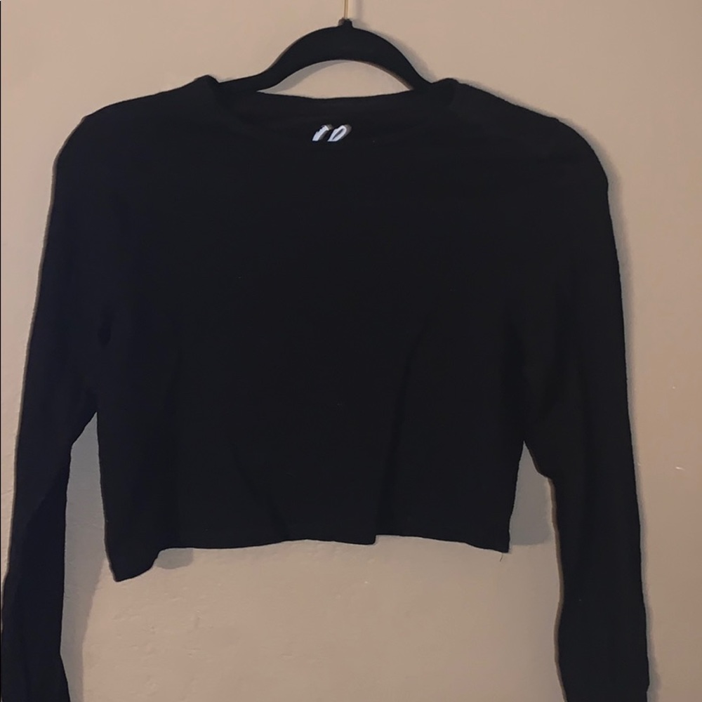 Black longsleeve crop top